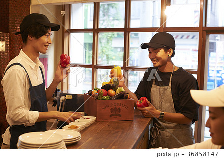 カフェ 準備をするスタッフ 野菜の仕入れ カフェ 準備をするスタッフ 野菜の仕入れ 36858147