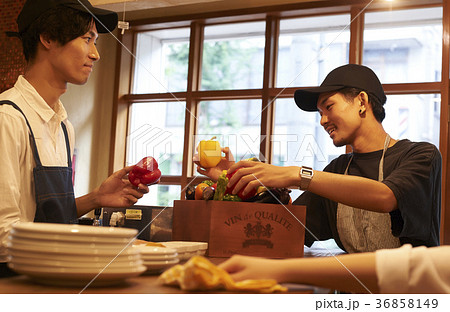 カフェ 準備をするスタッフ 野菜の仕入れ カフェ 準備をするスタッフ 野菜の仕入れ 36858149