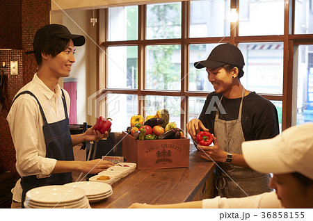 カフェ　準備をするスタッフ　野菜の仕入れ 36858155