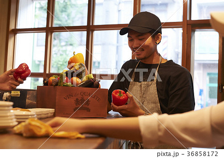 カフェ　準備をするスタッフ　野菜の仕入れ 36858172