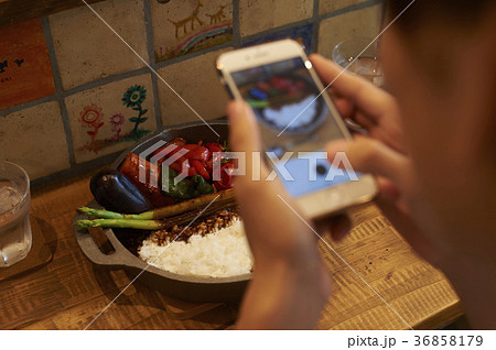 スマホで料理を撮影する男性 36858179