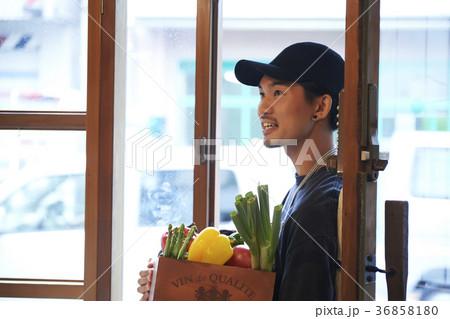 カフェ　準備をするスタッフ　野菜の仕入れ 36858180