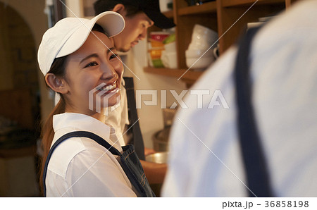 カフェ　厨房　調理をするスタッフ 36858198