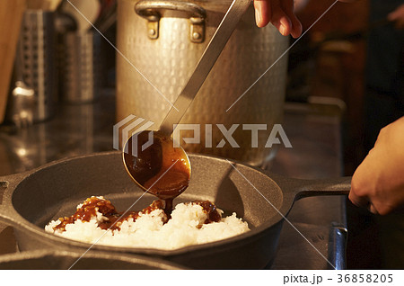 厨房　カレー　盛り付け 36858205