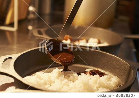 厨房　カレー　盛り付け 36858207