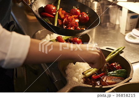 厨房　カレー　盛り付け 36858215