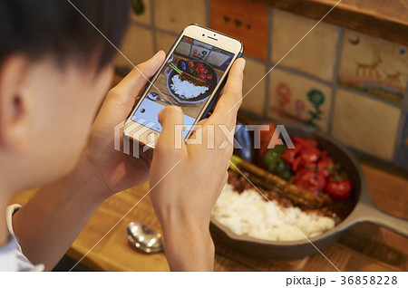 スマホで料理を撮影する男性 スマホで料理を撮影する男性 36858228