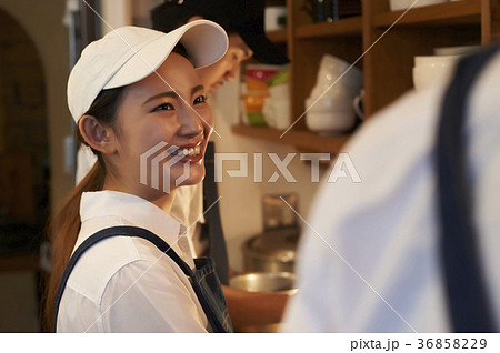 カフェ　厨房　調理をするスタッフ 36858229