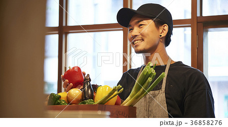 カフェ　準備をするスタッフ　野菜の仕入れ 36858276