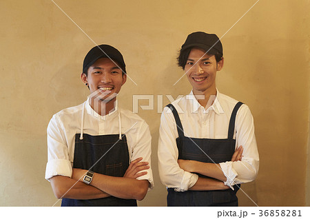 カフェ　男性スタッフ　ポートレート 36858281
