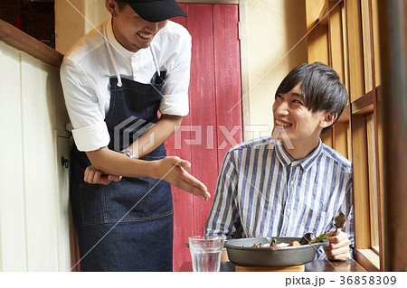 カフェ　カレー　男性　 36858309