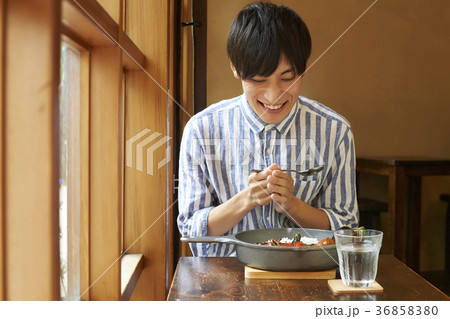 カレーを食べる男性　 36858380