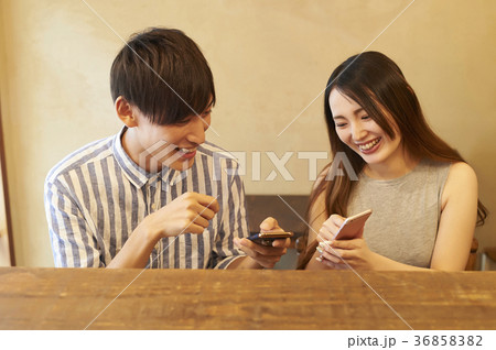 スマホで料理を撮影するカップル スマホで料理を撮影するカップル 36858382