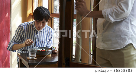 カレーを食べる男性 カレーを食べる男性 36858383