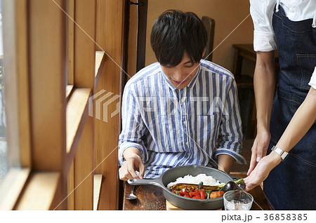 カフェ　カレー　男性　 36858385