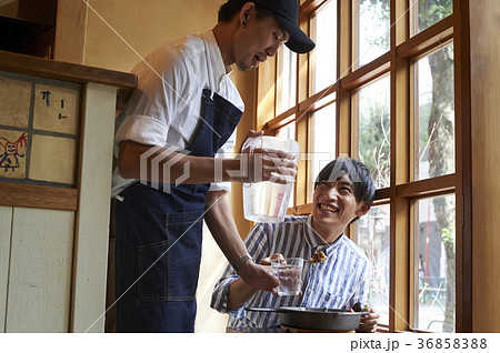 カフェ　カレー　男性　 36858388
