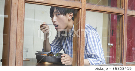 カレーを食べる男性 の写真素材