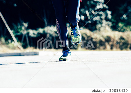 ランニングをする男性　足下　ジョギング　マラソン 36858439