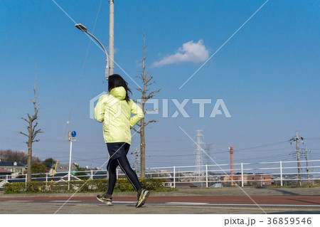 ランニング　女性 36859546