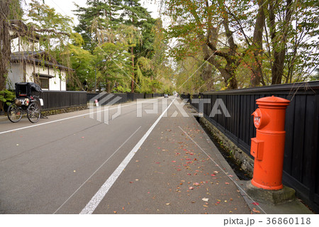 角館歴史村 武家屋敷通りの黒塀と赤ポスト 36860118