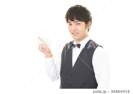 指示する笑顔のウェイター 指示する笑顔のウェイター 36860458