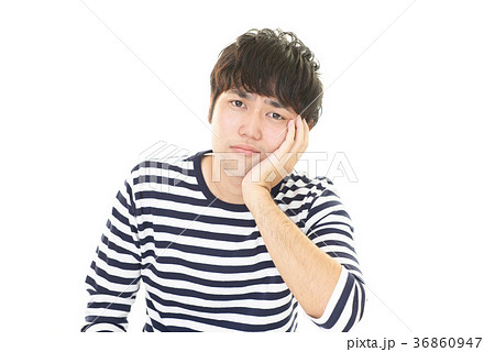 憂鬱な表情の男性 憂鬱な表情の男性 36860947