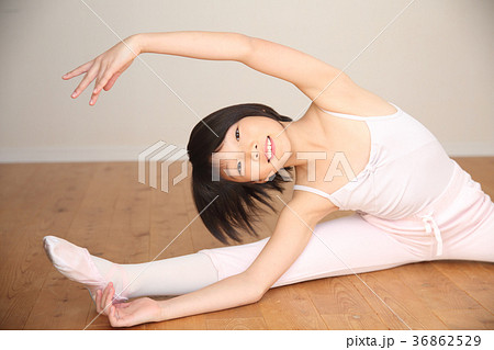 ストレッチをする子供 36862529