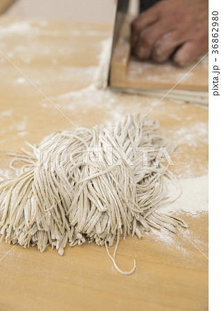 そば打ち　シニア男性手元 36862980