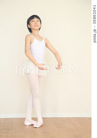 バレエの練習をする子供 バレエの練習をする子供 36863041