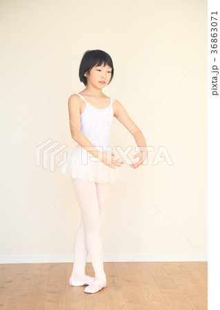 バレエの練習をする子供 バレエの練習をする子供 36863071