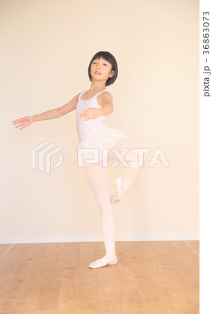 バレエの練習をする子供 バレエの練習をする子供 36863073