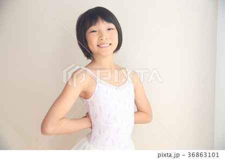 バレエの練習をする子供 36863101