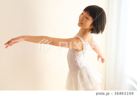 バレエの練習をする子供 バレエの練習をする子供 36863109
