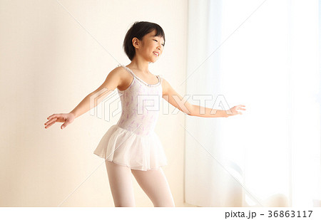 女児 バレエ練習 