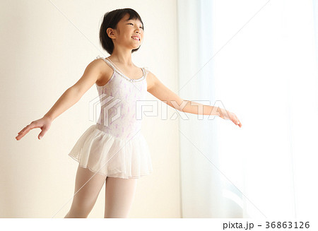 バレエの練習をする子供 バレエの練習をする子供 36863126