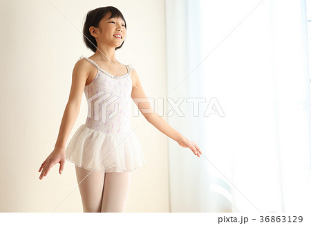 バレエの練習をする子供 36863129