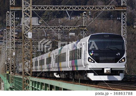 桂川鉄橋を渡るE257系 特急「あずさ」 桂川鉄橋を渡るE257系 特急「あずさ」 36863788