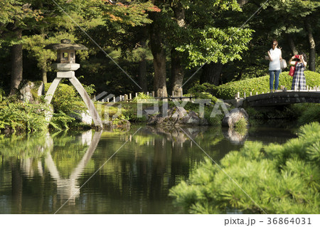 夏の兼六園　ことじ灯籠 36864031