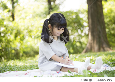スケッチブック クレヨン 女の子 36865395