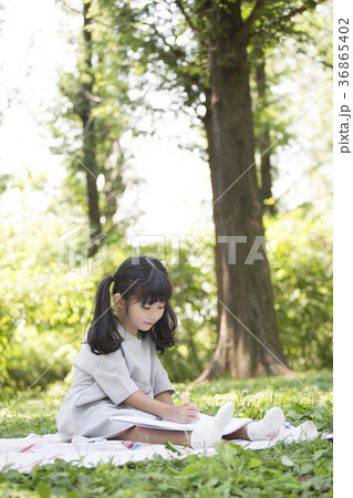 スケッチブック 落書き 女の子 36865402