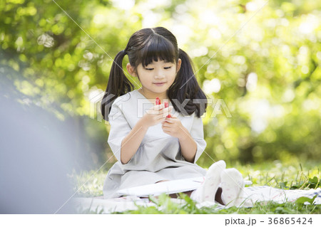 スケッチブック クレヨン 女の子 36865424