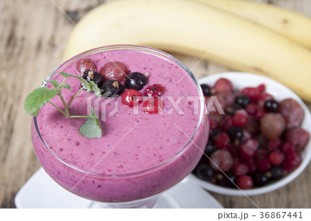 Berry smoothie with yogurt   36867441
