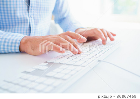 Men office worker typing on the keyboard 36867469