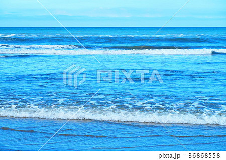 千葉県九十九里浜の殿下海水浴場の風景 青空 雲 波 砂浜 の写真素材