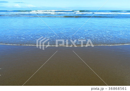 千葉県九十九里浜の殿下海水浴場の風景 青空 雲 波 砂浜 の写真素材