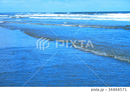 千葉県九十九里浜の殿下海水浴場の風景（青空、雲、波、砂浜） 36868571