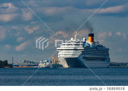 Large royal cruise liner Large royal cruise liner 36869038