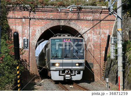 同志社前駅付近の天井川トンネルと片町線の207系 36871259