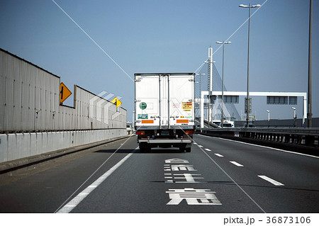 青空の高速道路のトラック 後姿 車 物流 運輸の写真素材