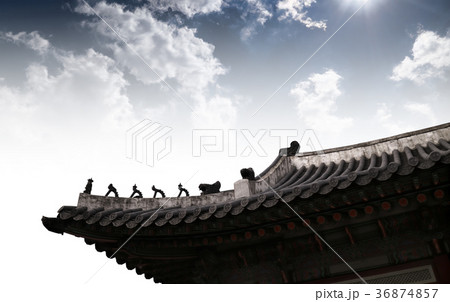 屋根 空 建物 36874857